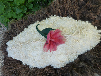 Uitvaart Begraven of cremeren in een natuurlijke, met de hand wol gevilte cocon